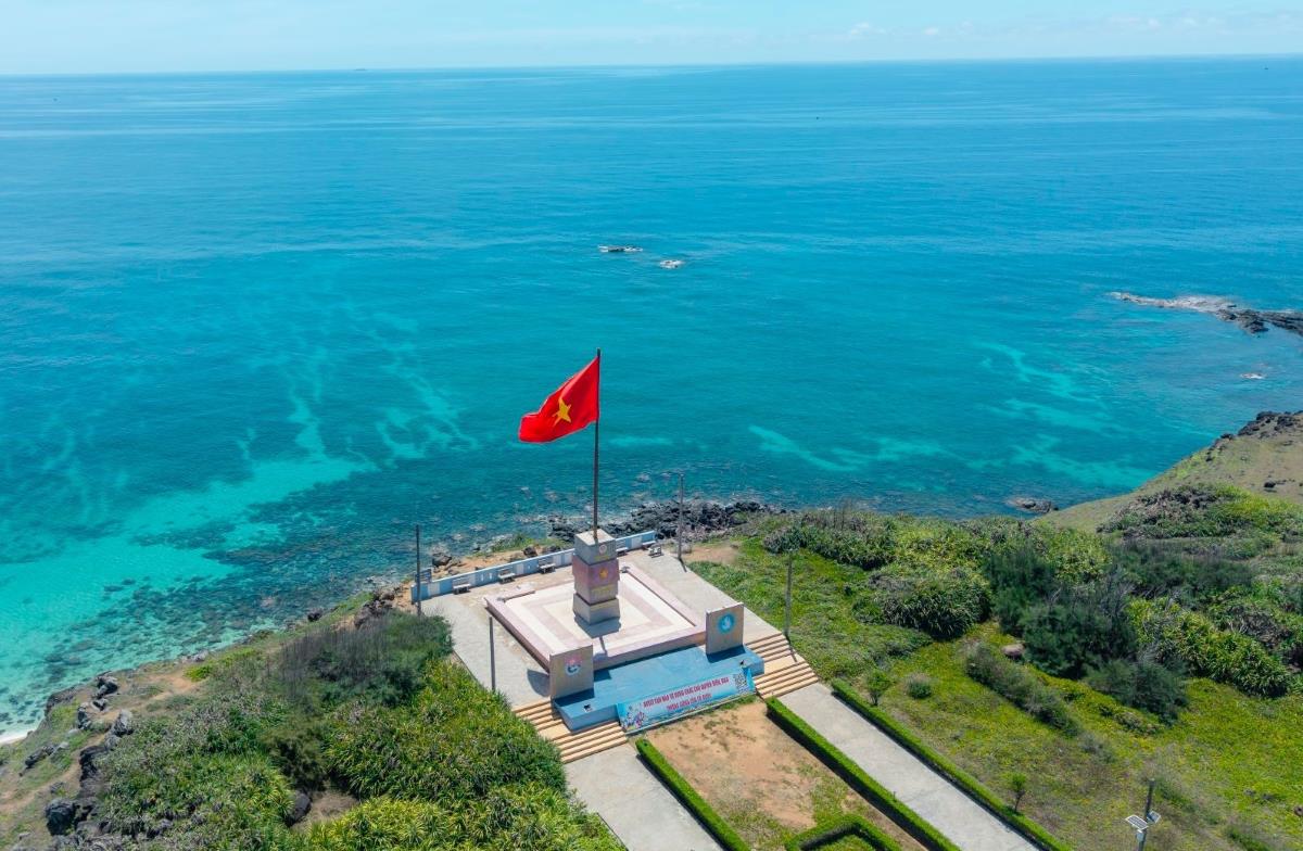 Cột cờ đảo Phú Quý